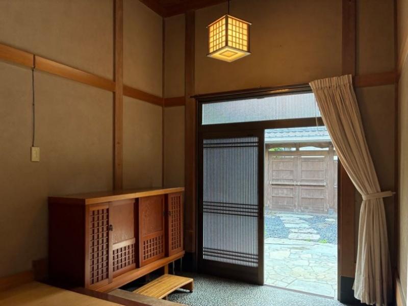 横須賀市長坂三丁目の賃貸物件/玄関｜古風な下駄箱、照明器具がお出迎え。