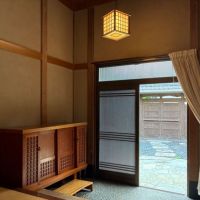 横須賀市長坂三丁目の賃貸物件/玄関｜古風な下駄箱、照明器具がお出迎え。