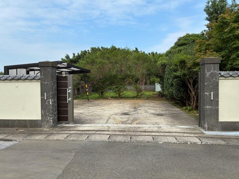 横須賀市長坂三丁目の賃貸物件/駐車場｜大きな車でも2台は余裕をもって停められます。