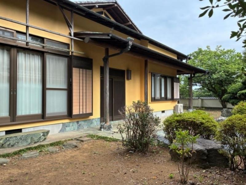 横須賀市長坂三丁目の賃貸物件/外観｜銅板の軒先がビシッと通っています。