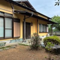 横須賀市長坂三丁目の賃貸物件/外観｜銅板の軒先がビシッと通っています。