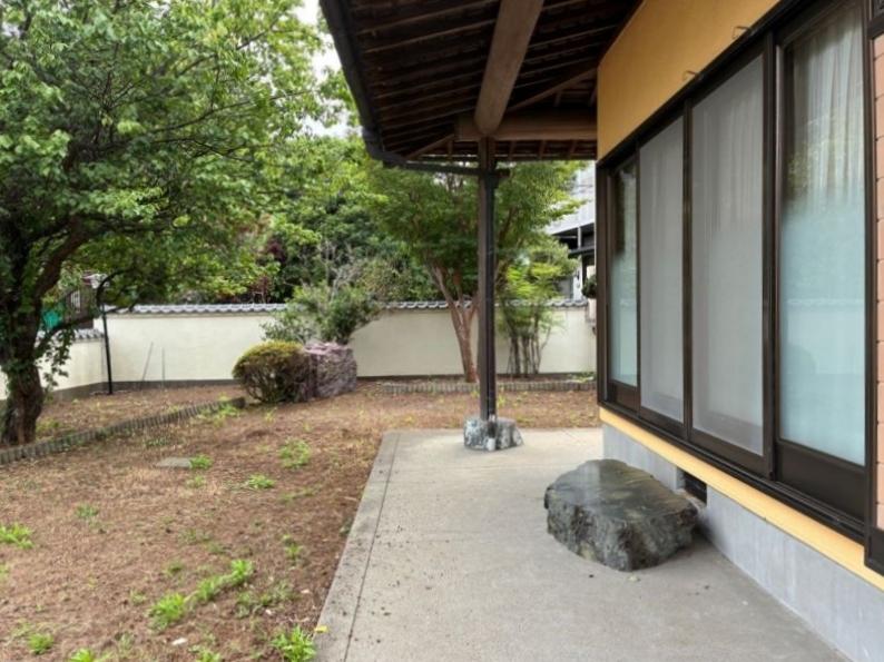 横須賀市長坂三丁目の賃貸物件/外部｜掃き出し窓の前には立派な沓脱石があります。