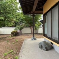 横須賀市長坂三丁目の賃貸物件/外部｜掃き出し窓の前には立派な沓脱石があります。
