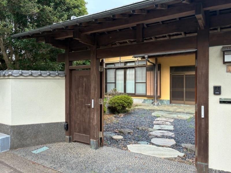 横須賀市長坂三丁目の賃貸物件/門扉｜開けると玄関まで続く平石が。