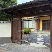 横須賀市長坂三丁目の賃貸物件/門扉｜開けると玄関まで続く平石が。