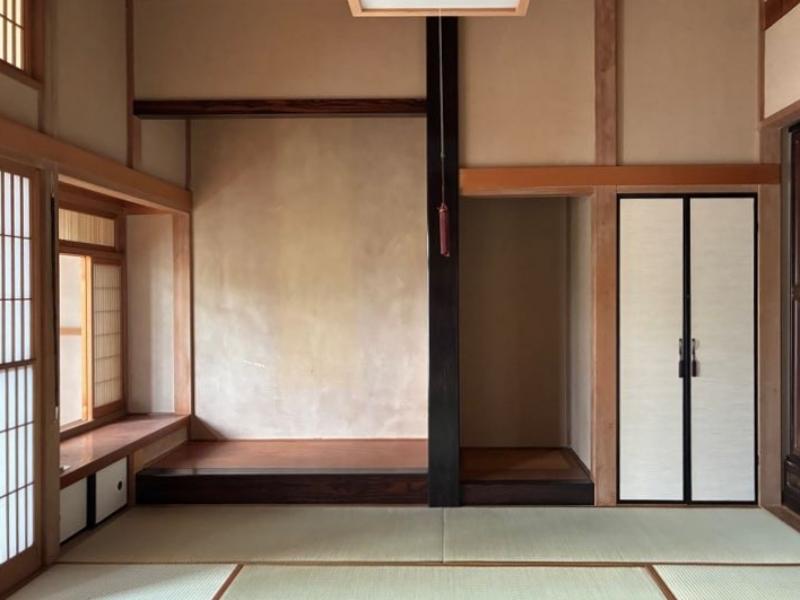 横須賀市長坂三丁目の賃貸物件/和室2｜色味の濃い床柱がアクセントになっています。