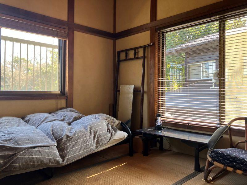 鎌倉市扇ガ谷四丁目の賃貸物件/2階和室｜低めのパイプベッドが置かれています。畳はちょっと古めです。