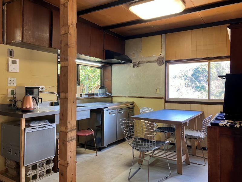 鎌倉市扇ガ谷四丁目の賃貸物件/キッチン｜シンクとIHヒーター、小さいながらも食洗器と冷蔵庫あり。調理器具や食器類もある程度あります。