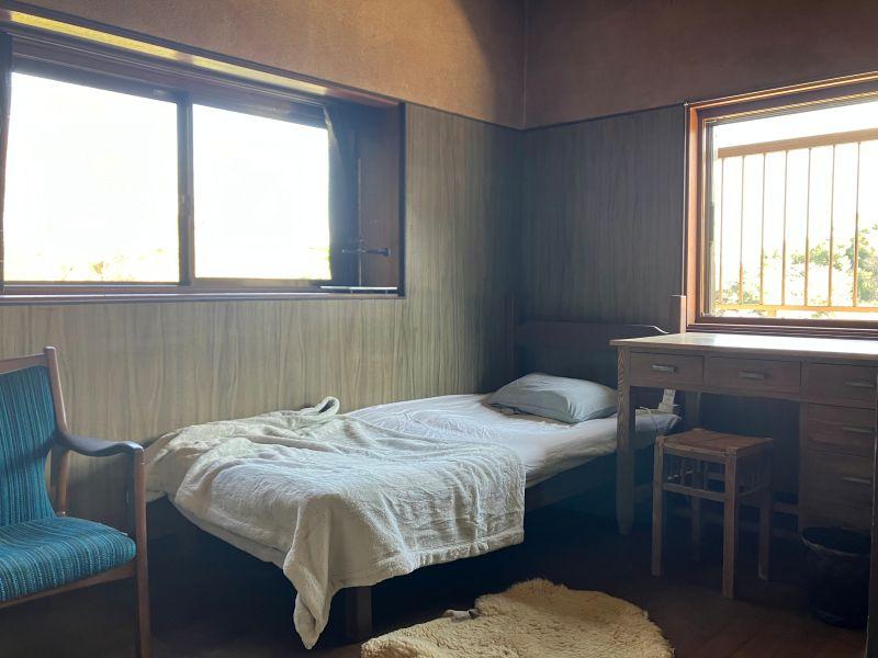 鎌倉市扇ガ谷四丁目の賃貸物件/2階洋室｜2面窓で明るいです。ベッドと書き物机のある落ち着きそうな部屋。