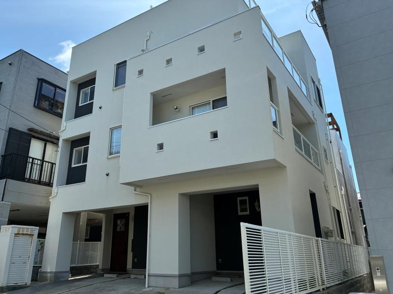 葉山町堀内の賃貸物件/外観｜バルコニー部分が跳ねだし、海への眺望を確保しています。