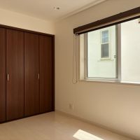 葉山町堀内の賃貸物件/2階 洋室2｜隣家が迫っていますが、白を基調とした内装が室内を明るくしています。