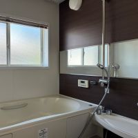 葉山町堀内の賃貸物件/2階 浴室｜窓の向こうに青空の気配が感じられます。