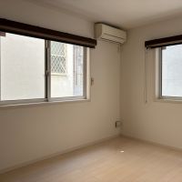 葉山町堀内の賃貸物件/1階 洋室1｜隣家からの視線が気になる場合は、付属のロールスクリーンを使えます。