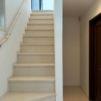 葉山町堀内の賃貸物件/玄関｜階段部分を見上げれば、2階からの明るい光が感じられます。