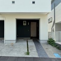 葉山町堀内の賃貸物件/駐車場｜後ろに玄関が続きます。
