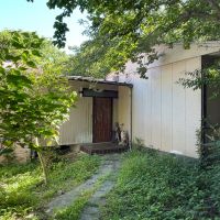 葉山町下山口の売買物件/古家の裏口