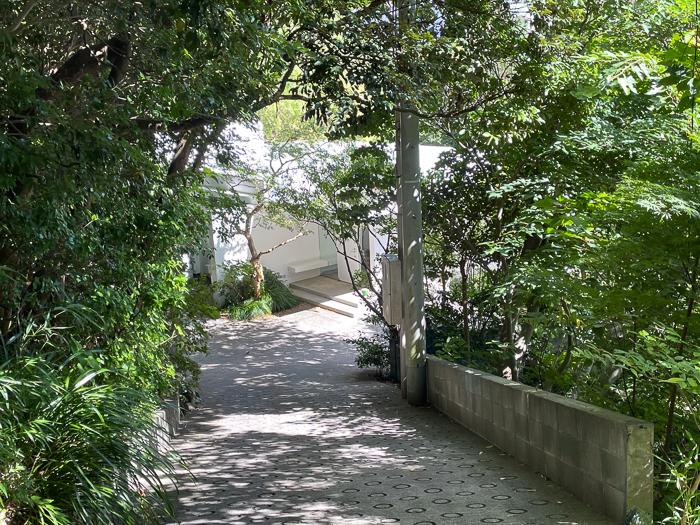葉山町下山口の売買物件/坂を下ると見えてくる建物