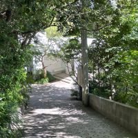 葉山町下山口の売買物件/坂を下ると見えてくる建物