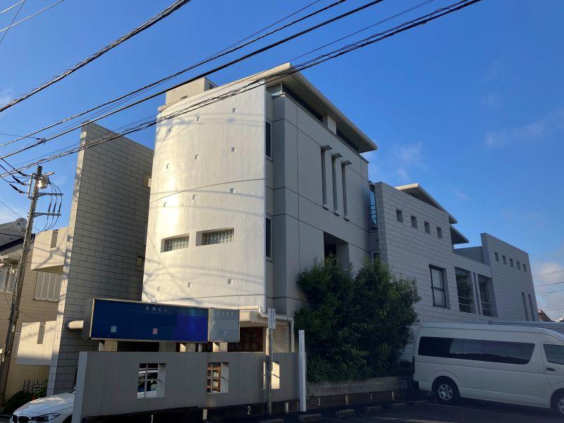 鎌倉市小袋谷一丁目の賃貸物件/外観｜1，2階はクリニックが入っているビルです。