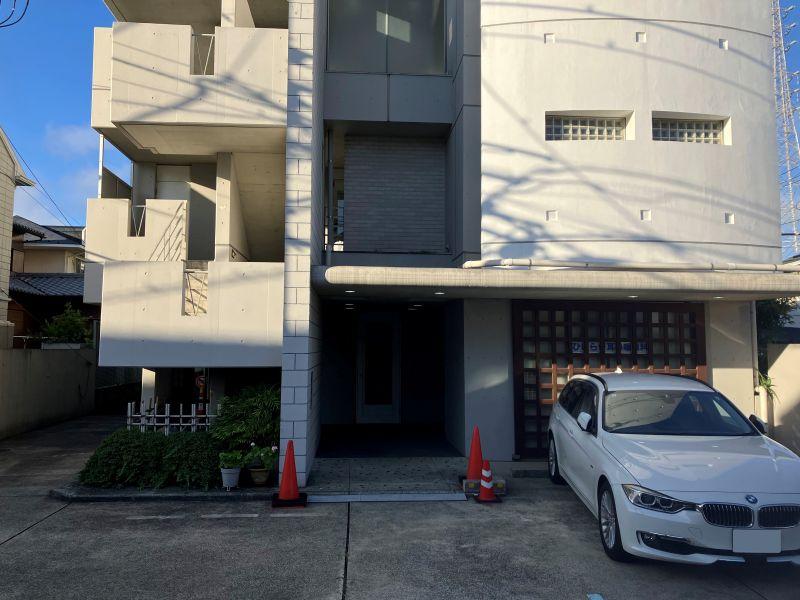 鎌倉市小袋谷一丁目の賃貸物件/外観｜1階エントランスはこんな感じです。