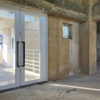 鎌倉市小袋谷一丁目の賃貸物件/室内｜入口は両開きドアです。
