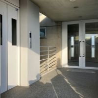 鎌倉市小袋谷一丁目の賃貸物件/エントランス｜共用エレベーターがあります。