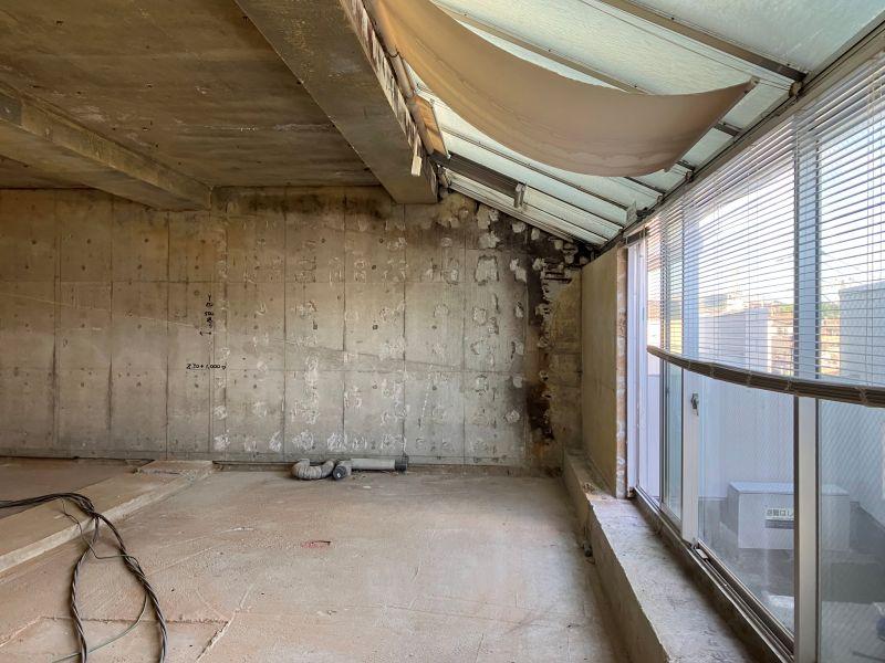 鎌倉市小袋谷一丁目の賃貸物件/室内｜斜めのトップライトのガラスにはフィルム貼、ブラインドが付いていますが、不具合がありそうです。