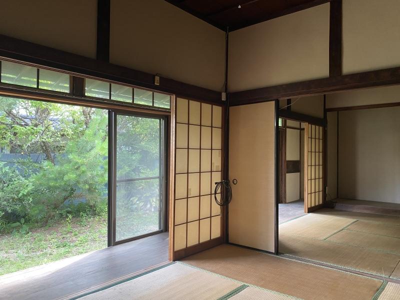 藤沢市片瀬三丁目の賃貸物件/室内にかけて薄暗くなる光のグラデーションがなんだか落ち着きます。