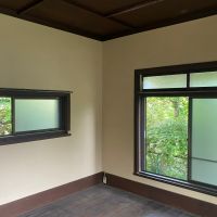 藤沢市片瀬三丁目の賃貸物件/洋室8帖│左窓の向こうが玄関です。
