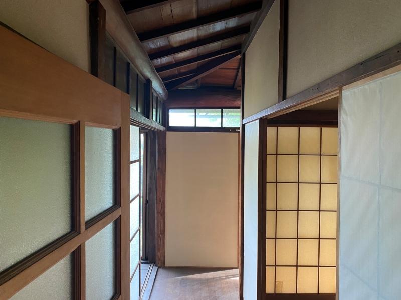 藤沢市片瀬三丁目の賃貸物件/玄関から縁側に向かう廊下