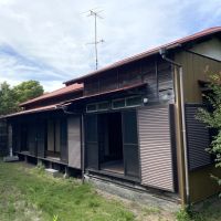 藤沢市片瀬三丁目の賃貸物件/外観│玄関より先に庭と縁側が出迎えてくれます。