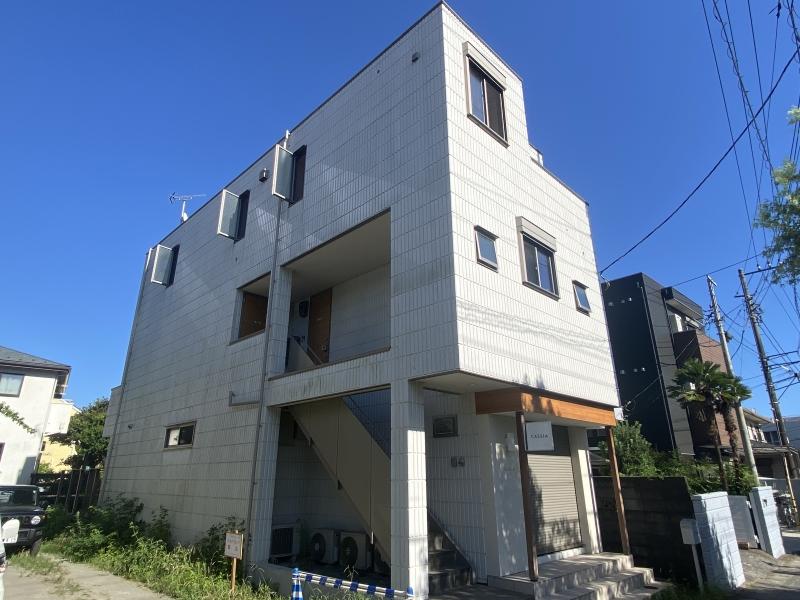 鎌倉市小町二丁目の賃貸物件/鎌倉駅のそばの線路沿い。奥行きのある住まいです。