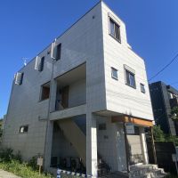 鎌倉市小町二丁目の賃貸物件/鎌倉駅のそばの線路沿い。奥行きのある住まいです。