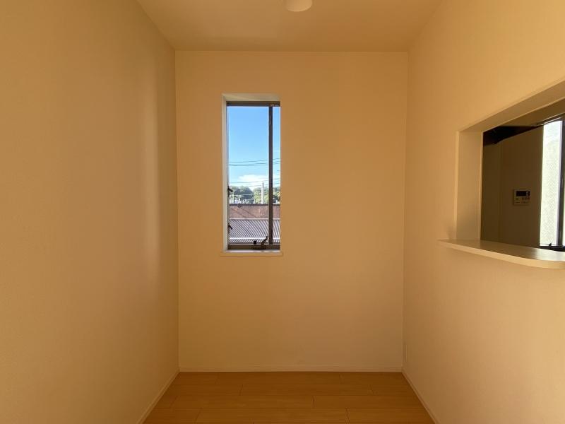 鎌倉市小町二丁目の賃貸物件/ダイニング│やや狭い印象。家具の配置は工夫したい。