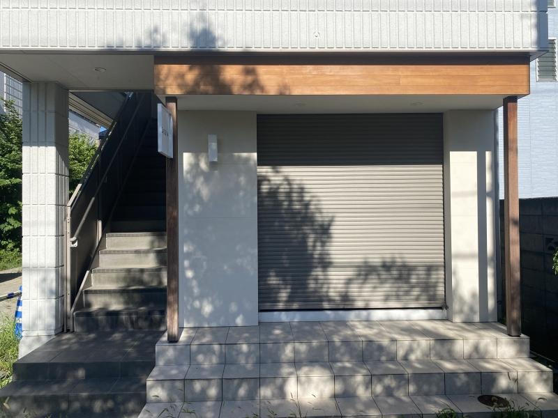 鎌倉市小町二丁目の賃貸物件/建物1階は、テナント区画です。（以前は彫金工房、現在はアパレルと美容店舗）