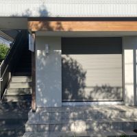 鎌倉市小町二丁目の賃貸物件/建物1階は、テナント区画です。（以前は彫金工房、現在はアパレルと美容店舗）