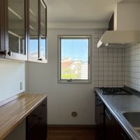 藤沢市片瀬海岸三丁目の賃貸物件/キッチンにも窓があります