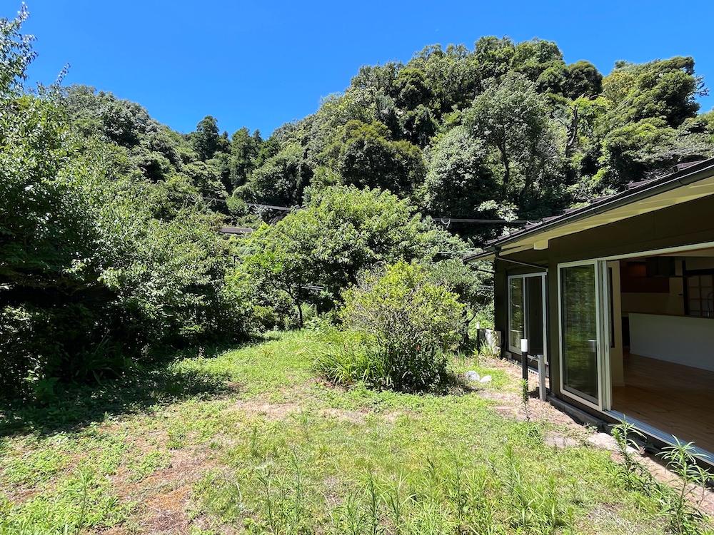 鎌倉市浄明寺二丁目の売買物件/庭と建物の関係｜それにしても人工物が見えない。