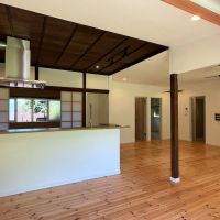 鎌倉市浄明寺二丁目の売買物件/リビング｜奥に見える黒いものはシーリングファンとテレビ壁掛けプレート