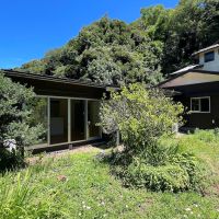 鎌倉市浄明寺二丁目の売買物件/引いてみれば、奥にお隣の建物があることがわかります。実際には家はそれなりにあります。