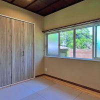 鎌倉市浄明寺二丁目の売買物件/キッチン裏の洋室は琉球畳が敷き込まれている