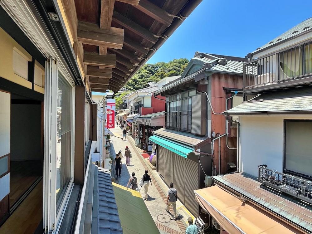藤沢市江の島一丁目の賃貸物件/外廊下から仲見世通りを見下ろす