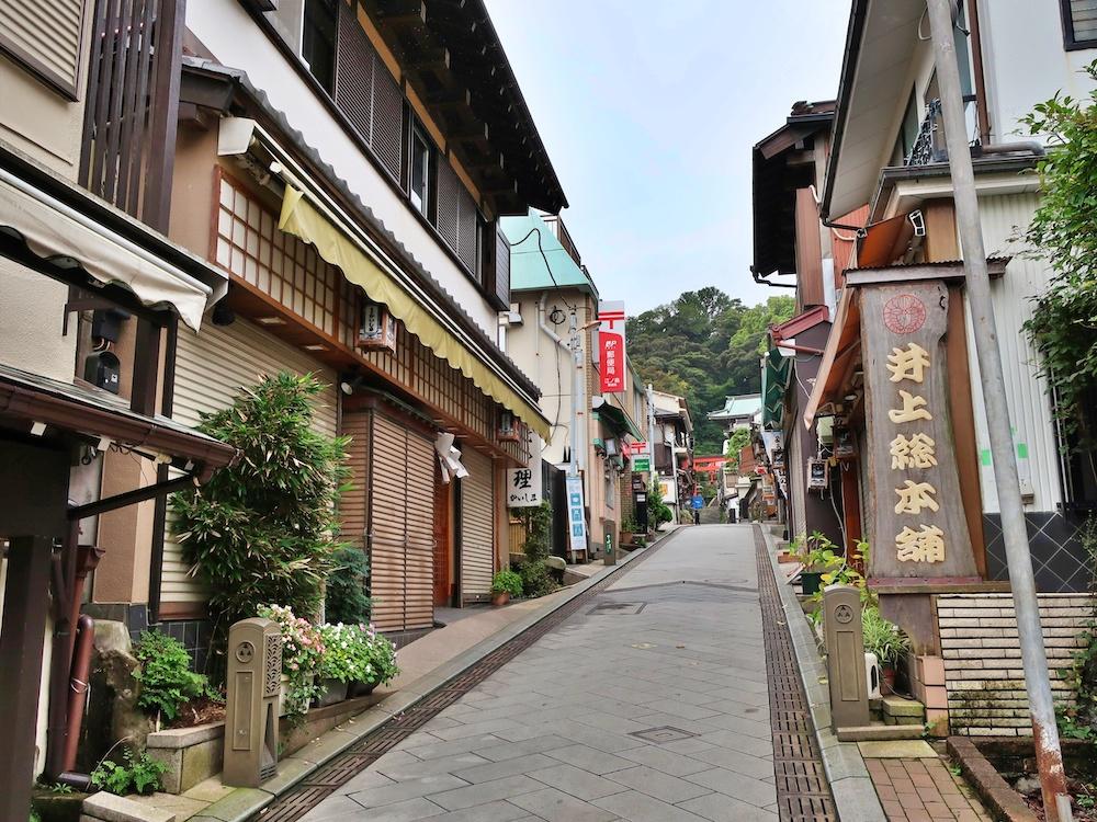 藤沢市江の島一丁目の賃貸物件/こちらが江の島の仲見世通りにある物件です。この先に江島神社。