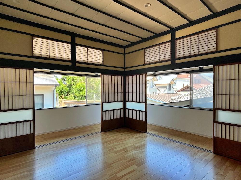 藤沢市江の島一丁目の賃貸物件/2階の室内｜和風の8帖洋室｜外廊下がぐるりと回る