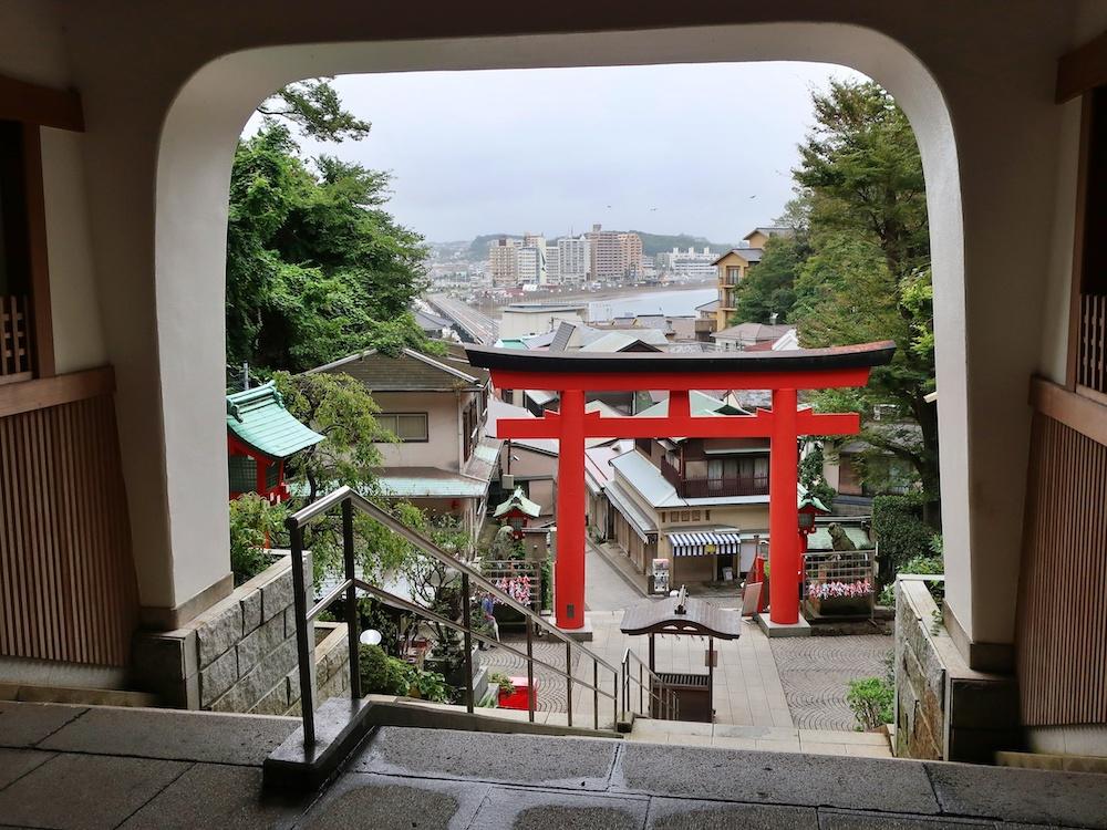藤沢市江の島一丁目の賃貸物件/江島神社の入り口から島を見下ろす