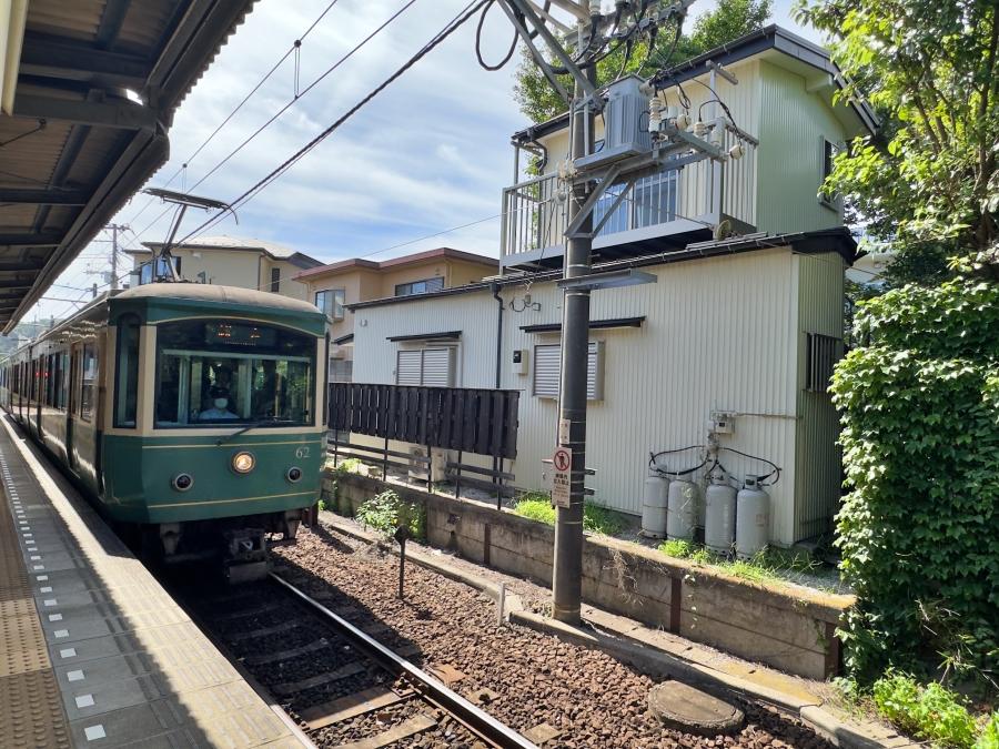 鎌倉市由比ガ浜三丁目の賃貸物件/外観｜由比ヶ浜駅のホームから20形の江ノ電と今回の物件