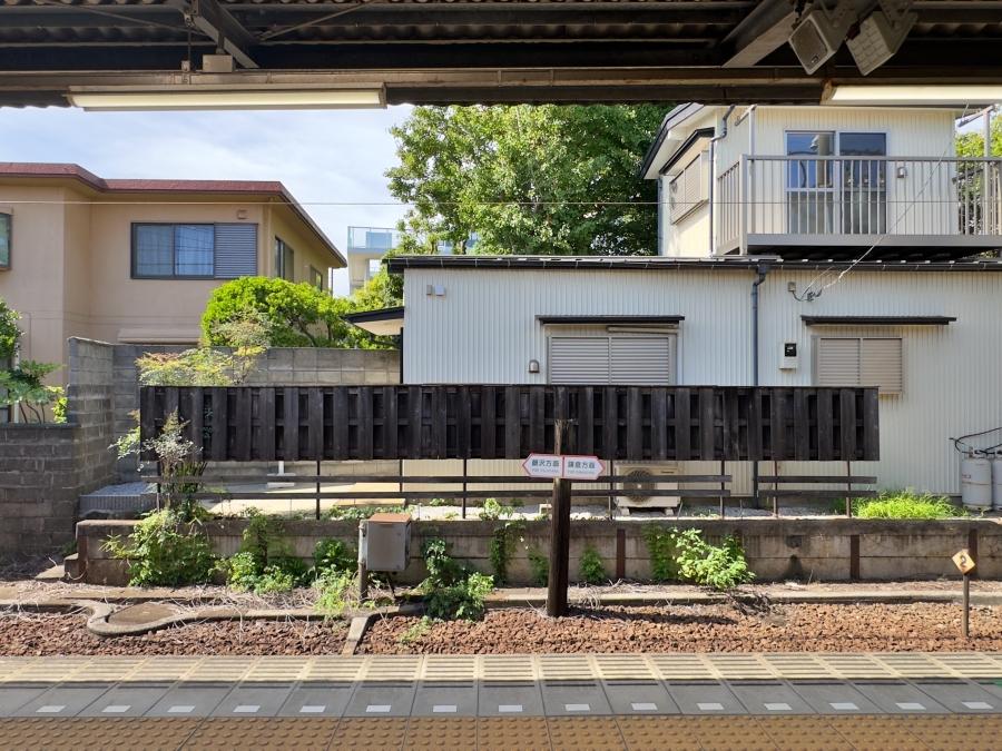 鎌倉市由比ガ浜三丁目の賃貸物件/外観｜由比ヶ浜駅のホーム正面から物件を見る。跳躍力があればヒョイと行けてしまうかも
