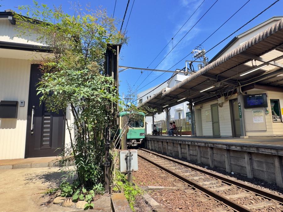 鎌倉市由比ガ浜三丁目の賃貸物件/玄関前から由比ヶ浜駅を見る｜この角度から江ノ電を見ることはできません