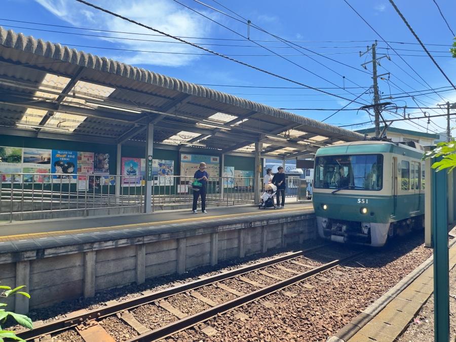 鎌倉市由比ガ浜三丁目の賃貸物件/物件より由比ヶ浜駅を見る｜最新車両の500形が停まっています