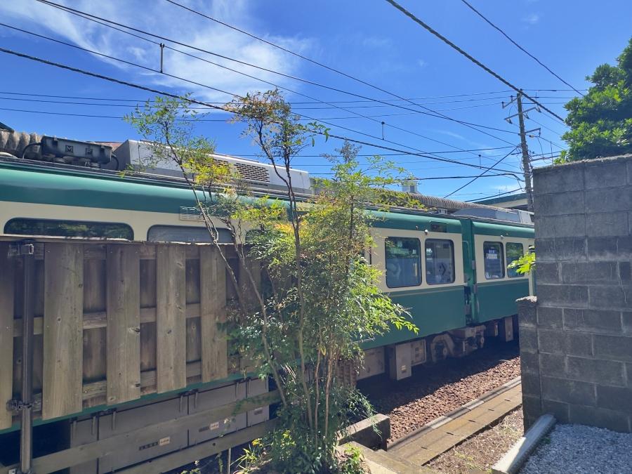 鎌倉市由比ガ浜三丁目の賃貸物件/庭から江ノ電｜乗客と目があったら笑顔で挨拶しましょう